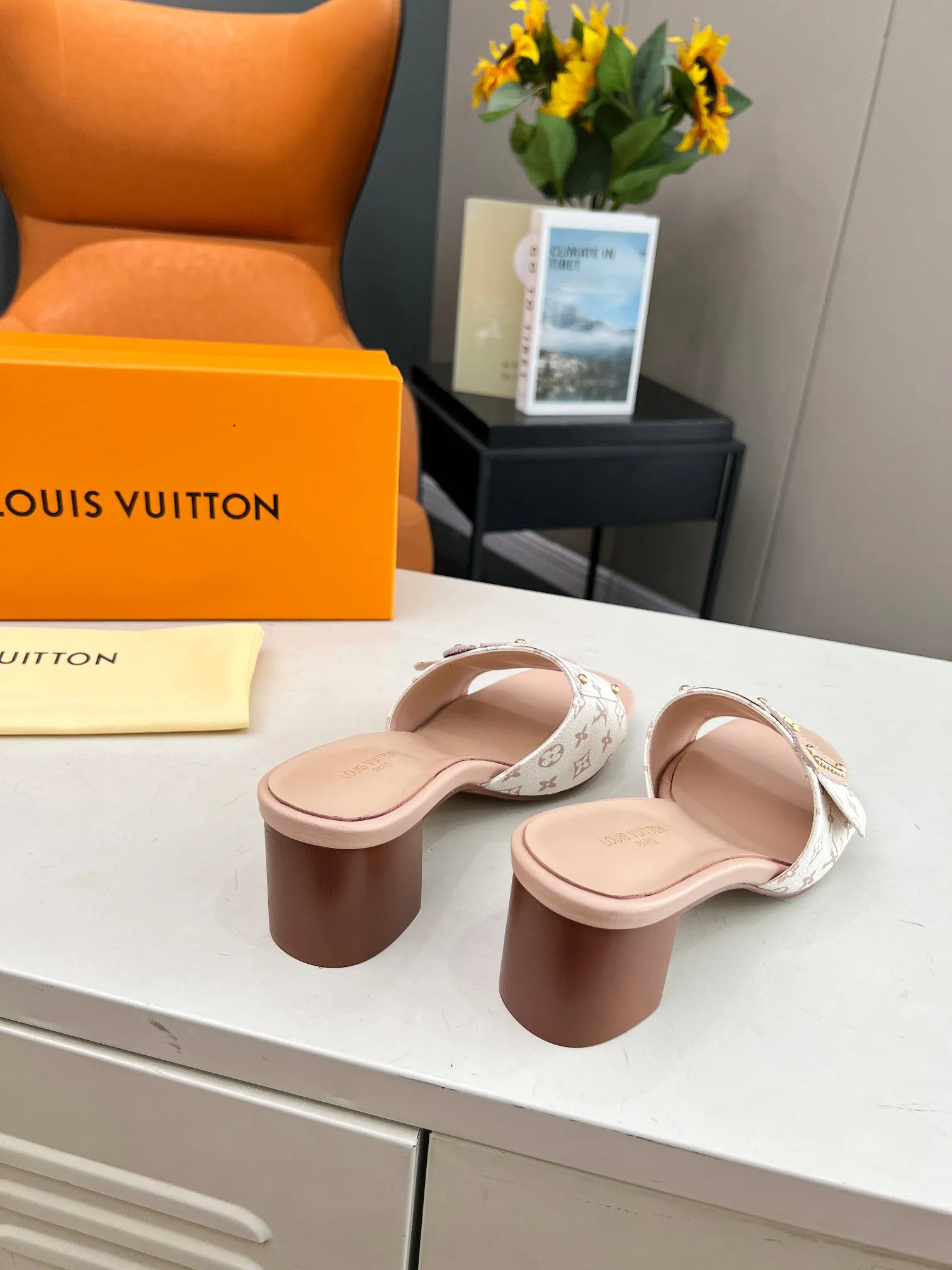 💕💕Factory direct selling price p400💕💕 Vuitton Louis Vuitton's latest 2024 spring and summer style. This LV Frame flat sandal is combined with Monogram and Monogram Reverse canvas, showing a fashionable and comfortable style. The wide front strap is embellished with studs and the LV Circle logo, echoing the opening and closing design of the Camera Box bag, and a durable leather outsole completes the look. Bringing a different visual feast to the hot summer Color: Brown White Size: 35 to 40 (4142 43 44 can be customized, non-returnable and non-exchangeable) (Genuine leather bottom can be customized +40) (Genuine leather bottom can be customized +30)